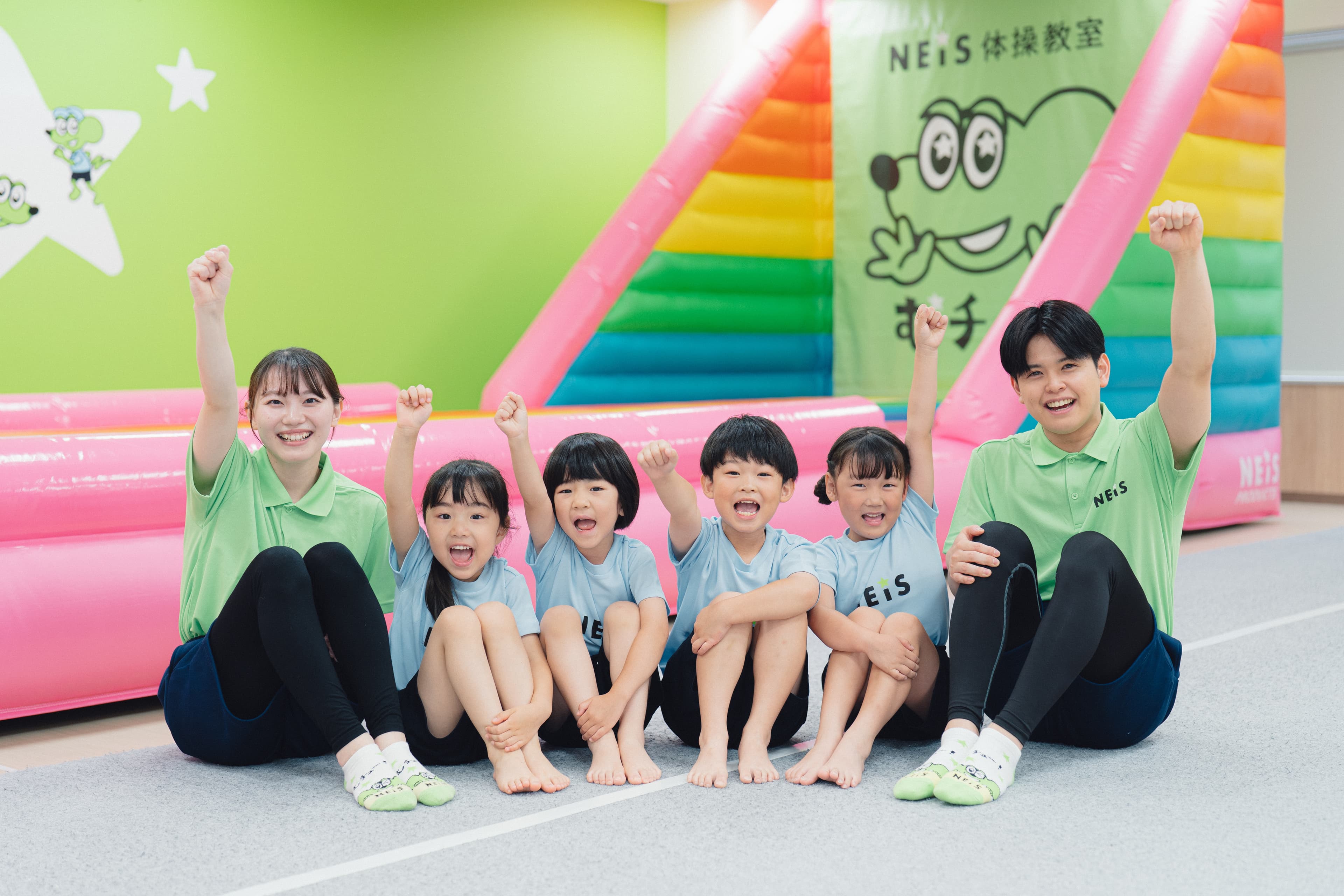 体操教室の先生と子どもたち